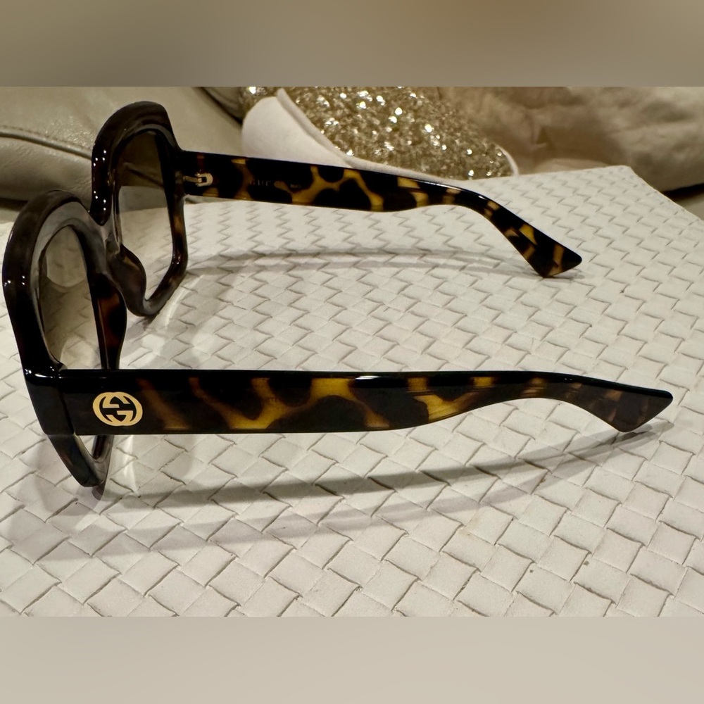Gucci Elegant Black Sunglasses - Picture 3 of 3